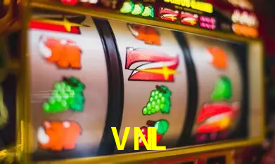 Escena dinámica inspirada en casino con iluminación VNL, cartas, fichas e íconos de juegos digitales en un espacio moderno de juegos.